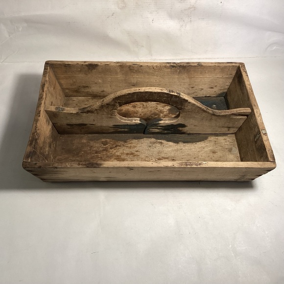 Primitive attic finish wooden tote. - Picture 4 of 8